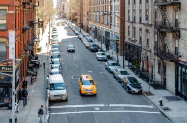 Chelsea 'de şehir caddesi, sarı taksi, New York' taki High Line Çatı Parkı 'ndan hava manzaralı.
