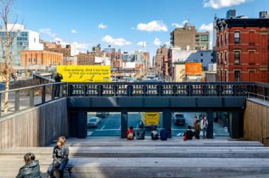 Yüksek Hat Çatı Parkı 'ndaki Gözlem Güvertesi, New York. Merdivenlerde insanlar oturuyor.