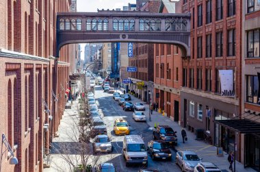 Chelsea 'de şehir caddesi, sarı taksi, New York' taki High Line Çatı Parkı 'ndan hava manzaralı.