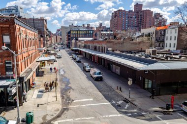 Chelsea 'deki şehir caddesi, New York, New York manzaralı High Line Çatı Parkı manzaralı.