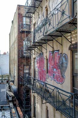 Chelsea 'deki Rustik Konut Binası Duvarında grafiti olan, New York City