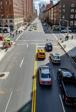 Chelsea City Caddesi 'nde trafik var. New York' taki High Line Çatı Parkı 'ndan hava manzaralı.