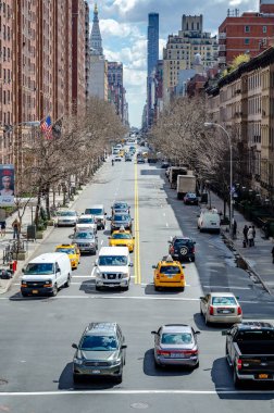 Chelsea City Caddesi 'nde trafik var. New York' taki High Line Çatı Parkı 'ndan hava manzaralı.