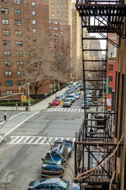 Chelsea City Caddesi, New York hava manzaralı. Önünde acil merdiven ve konut binası var.