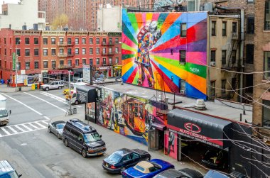 Chelsea 'de bir apartmanda sanat resimleri, New York' taki High Line Çatı Parkı manzaralı.