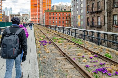 High Line Çatı Parkı, New York Demiryolu Pisti ve kış boyunca yürüyen insanlar.
