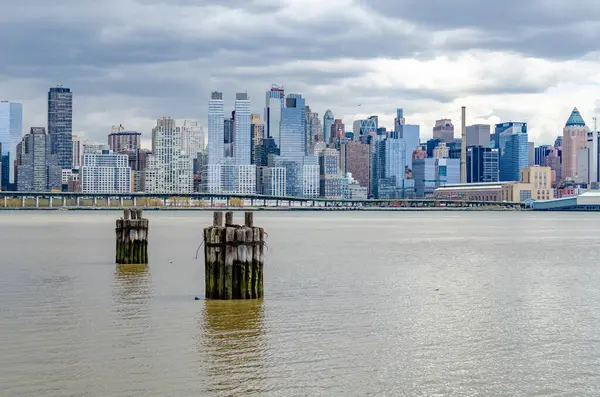 Blick Auf Manhattan Mit Hudson River Und Hölzernen Bootsanlegestellen Davor — Stockfoto