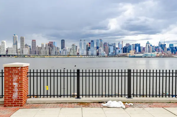 View Manhattan Other Side Hudson River Fence Front New Jersey — Stock Photo, Image