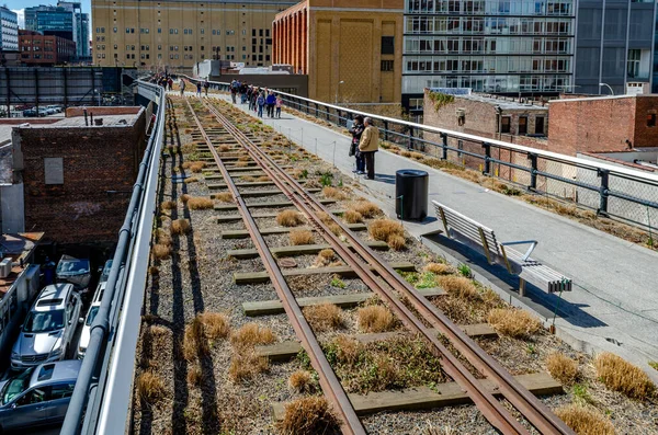Der High Line Rooftop Park Nyc Mit Eisenbahngleisen Und Menschen — Stockfoto