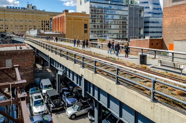 Der High Line Rooftop Park Nyc Mit Eisenbahngleisen Und Menschen — Stockfoto