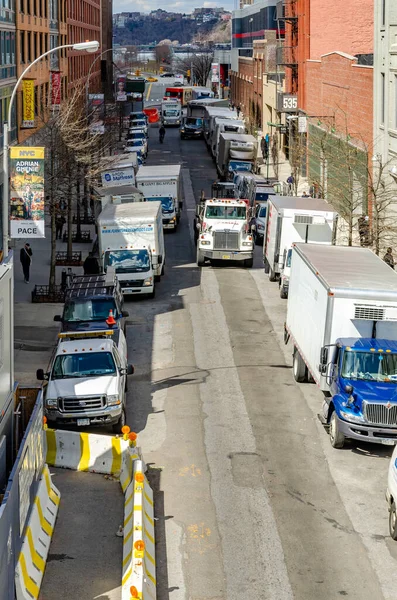 Lotes Caminhões Diferentes Estacionados Uma Rua Lateral Chelsea Nova York — Fotografia de Stock