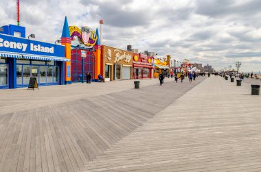 Kış boyunca farklı mağazaları ve restoranları olan Coney Adası Sahil Alanı, New York