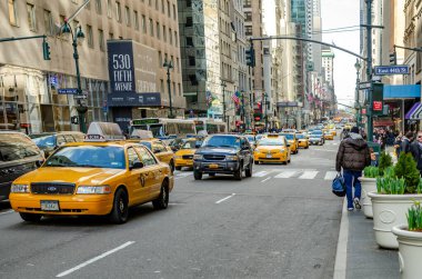 5. Cadde 'de bir sürü sarı taksi ve araba var.
