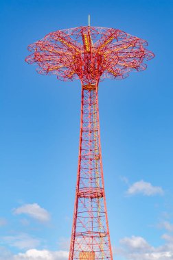 Güneşli kış gününde, New York 'ta, Coney Island yakınlarındaki Luna Park' ta paraşüt atlayışı.