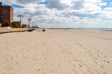 Coney Adası 'nda kumsal. Arka planda paraşüt atlayışı, New York.