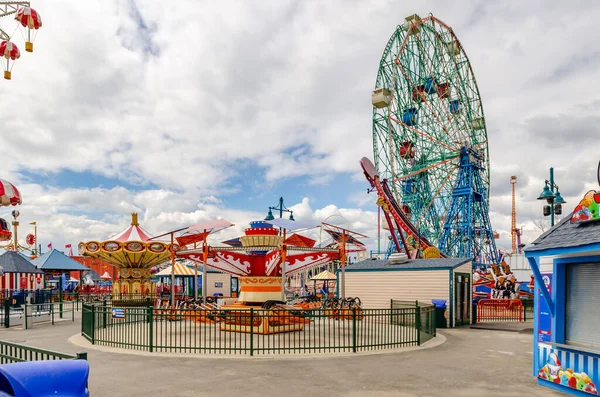 Coney Island Luna Park Avec Wonder Wheel Différentes Randonnées Devant — Photo