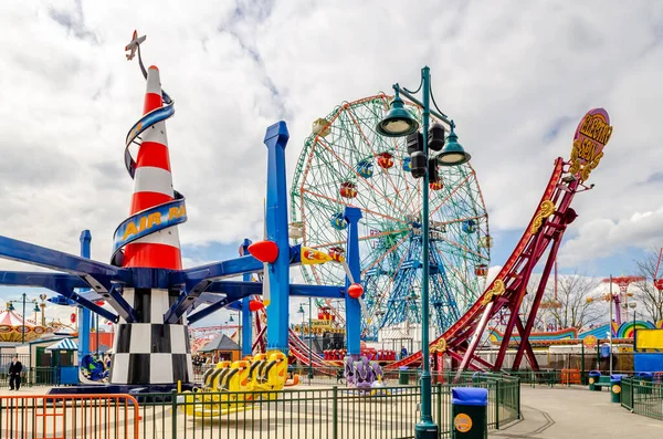 Verschiedene Fahrgeschäfte Und Riesenrad Luna Park Coney Island Jüdischer Nationalfeiertag — Stockfoto