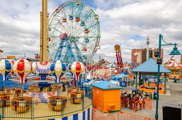 Luna Park Coney Island Verschillende Attracties Mensen Wachten Rij Tijdens — Stockfoto