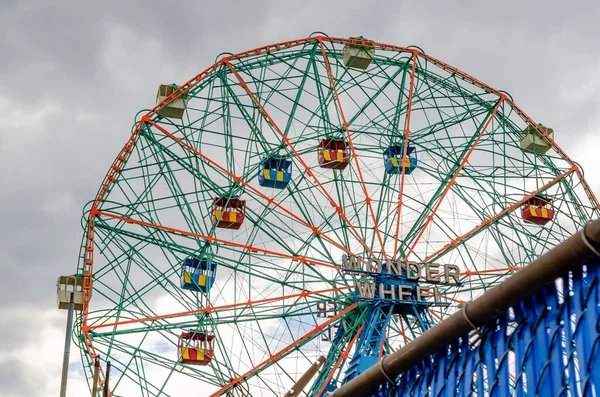 纽约康尼岛露娜公园的Wonder Wheel Ferris Wheel 天空多云 — 图库照片