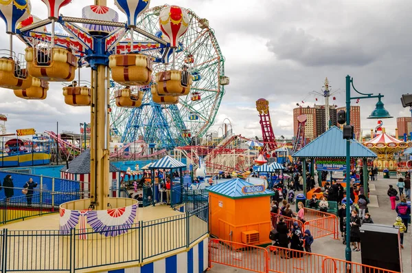 Verschiedene Fahrgeschäfte Luna Park Coney Island Menschenmenge Jüdischen Nationalfeiertag New — Stockfoto