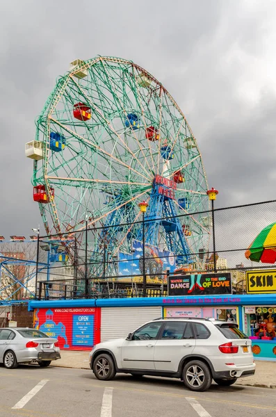 Wonder Wheel Riesenrad Luna Park Mit Geschäften Davor Coney Island — Stockfoto