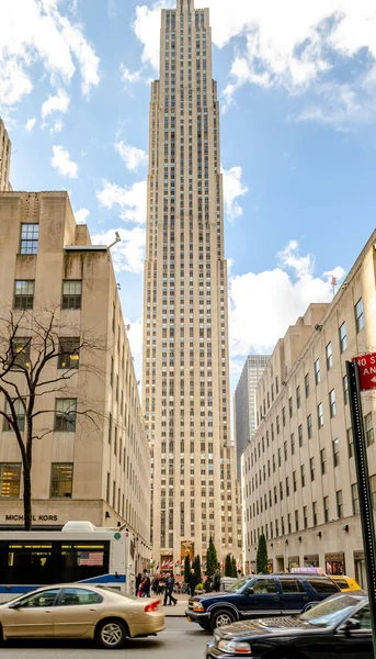 Rockefeller Center Mit City Street Und Vorbeifahrenden Autos — Stockfoto