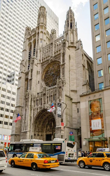 Saint Thomas Church Bus Yellow Taxis Front Manhattan New York — Stock Photo, Image