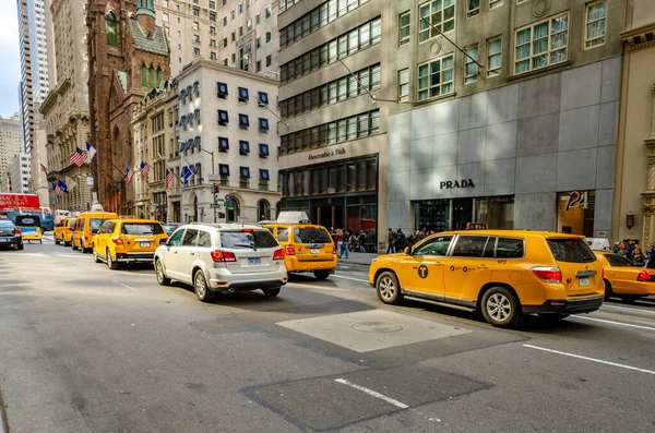 ニューヨーク市五番街にタクシータクシーと車 リアビュー — ストック写真