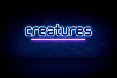 yaratıklar - mavi neon duyuru tabelası