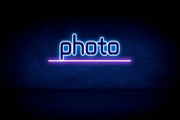 Foto Blauw Neon Aankondiging Bord — Stockfoto