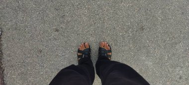 Ayaklar sokakta dikiliyor