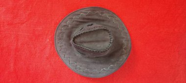 Kırmızı arka planda kovboy şapkası