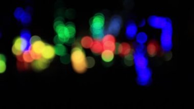 Odak dışında çok renkli ışıklar arka plan bulanık. Loopable soyut hareket daire bokeh ışıklar