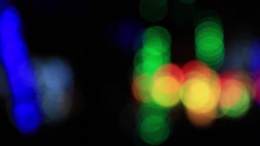 Odak dışında çok renkli ışıklar arka plan bulanık. Loopable soyut hareket daire bokeh ışıklar