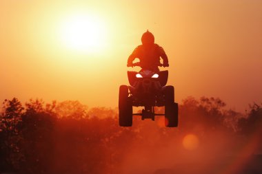 siluet atv atlama