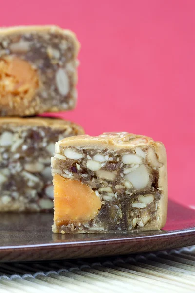 Torta di luna con noci e tuorlo all'interno — Foto Stock