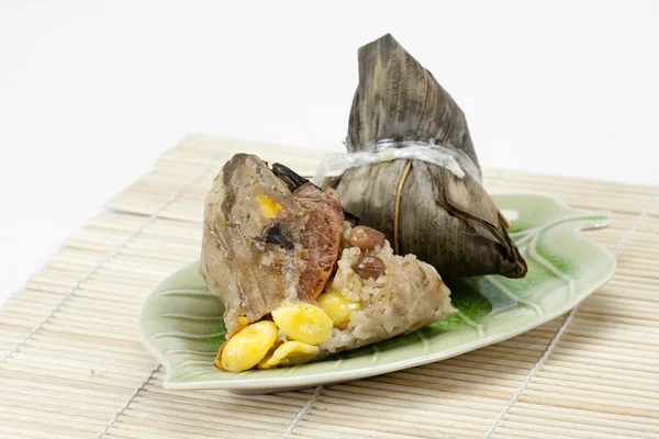 Reisknödel oder Zongzi mit Tee — Stockfoto