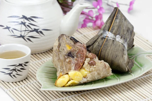 Rijst knoedels of zongzi met thee — Stockfoto