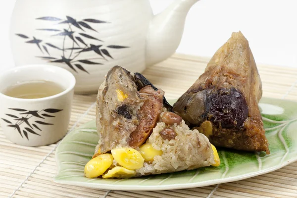 Rice dumplings or zongzi with tea — Stock Photo, Image