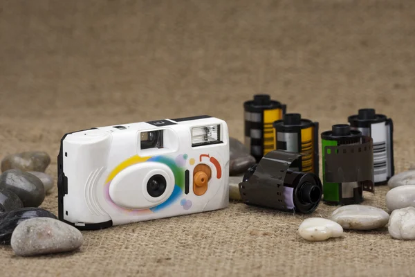 Fotocamera compatta e cartuccia di pellicola — Foto Stock