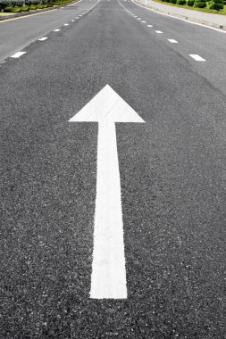 ok işareti olarak bir sokakta yol işaretleri