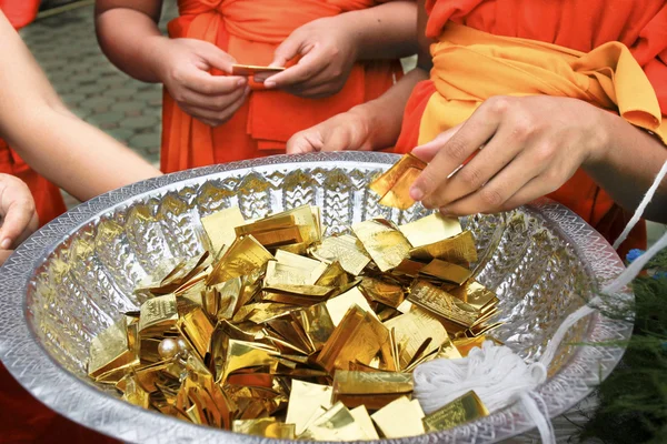 Novice collect metal for metal cast ceremony — Stock Photo, Image