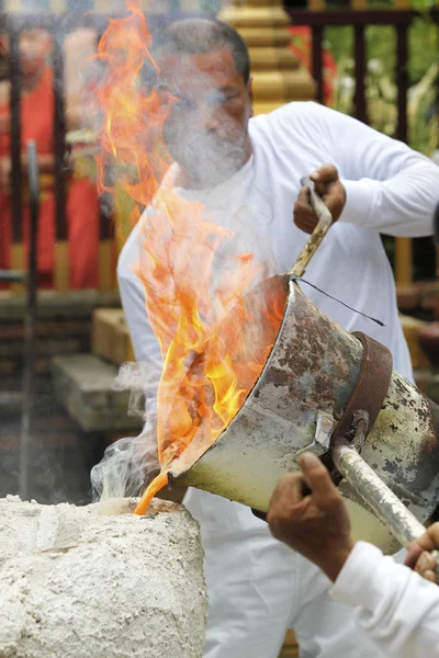 Lití roztaveného kovu do formy — Stock fotografie