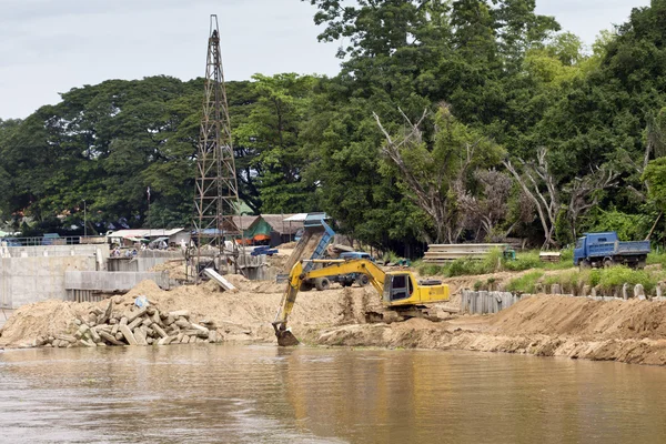 Lugar de construcción para proteger la orilla del río — Foto de Stock