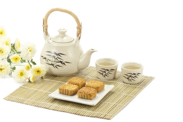 Chinees cake met thee op bamboe mat — Stockfoto