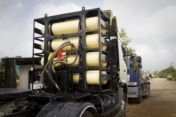 CNG / ngv gaz ağır kamyon, Alternatif yakıt tankları — Stok fotoğraf