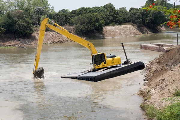 La máquina excavadora trabaja en el río — Foto de Stock