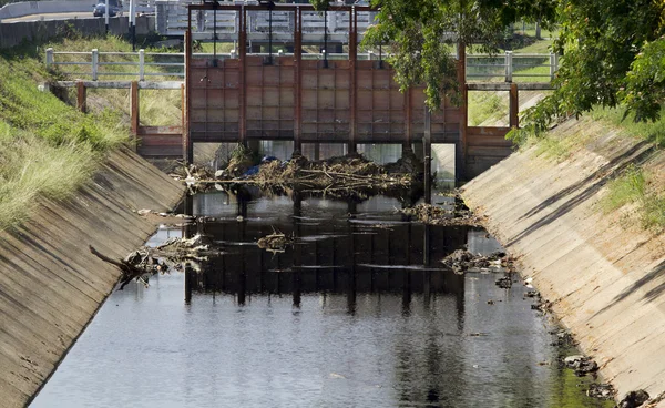 Watervervuiling in kanaal — Stockfoto