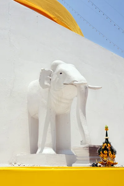 Sculpture d'éléphants blancs sur le mur de la pagode — Photo