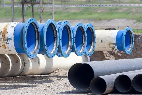 Tubo de metal para el suministro de agua ciudad —  Fotos de Stock